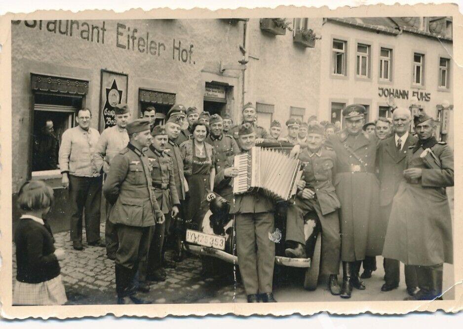 Photo WW II Wehrmacht soldiers restaurant Eifeler Hof Nuremberg? 1940 L1.72