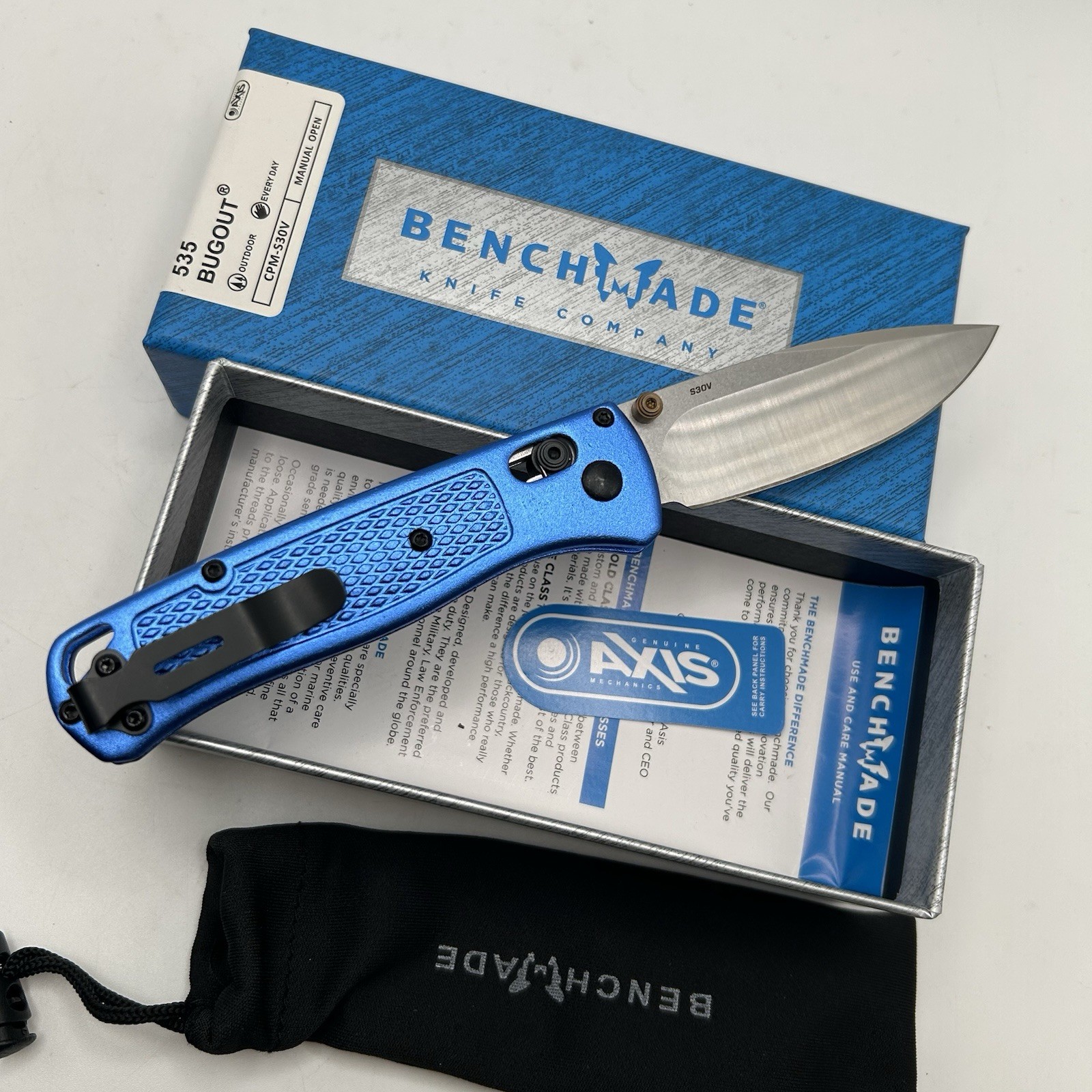 Benchmade - Bugout 535 EDC knife, equipped with blue CF-Elite handle USA