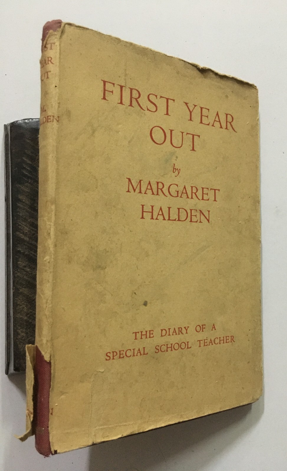 Halden, Margaret: First Year Out. The Diary Of A Special School Teacher. 1943