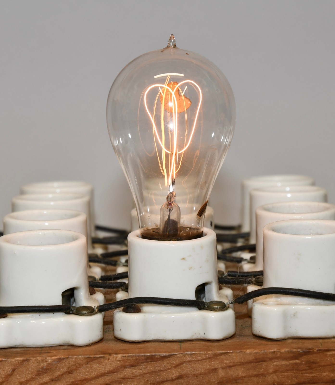 1 LARGE ANTIQUE CLEAR GLASS CARBON TIP MED.  BASE E26 WORKING LIGHT BULB!