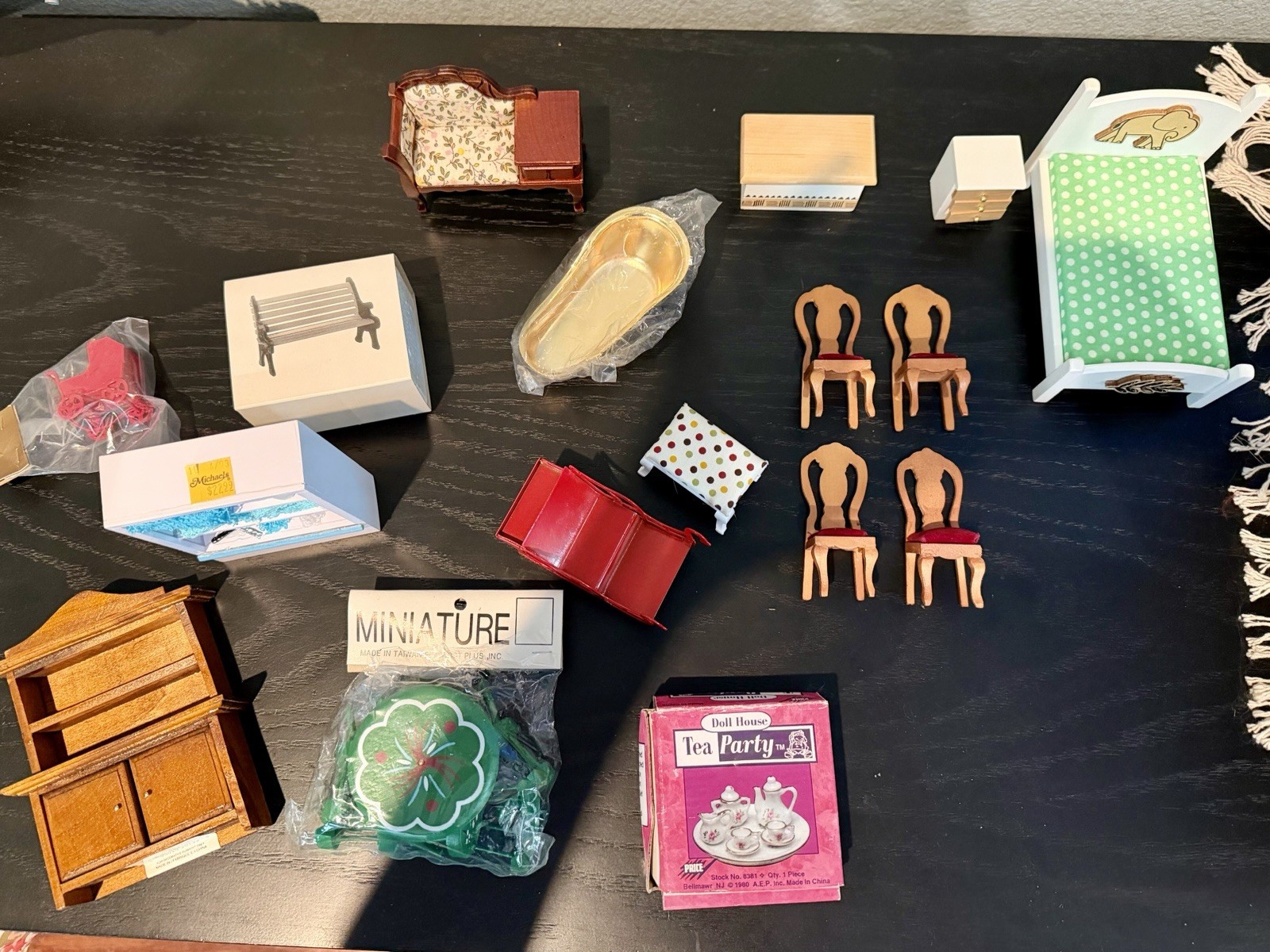 Miscellaneous vintage Dollhouse Furniture and Dolls Set/Accessories