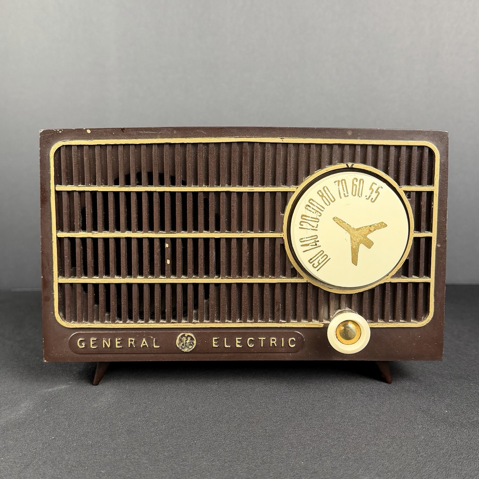 General Electric C418 Tube Radio Brown Bakelite Canada Powers On Hums
