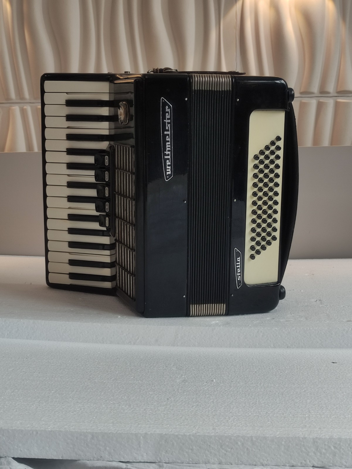 Piano accordion akkordeon WELTMEISTER STELLA 60  bass SMALL SIZE