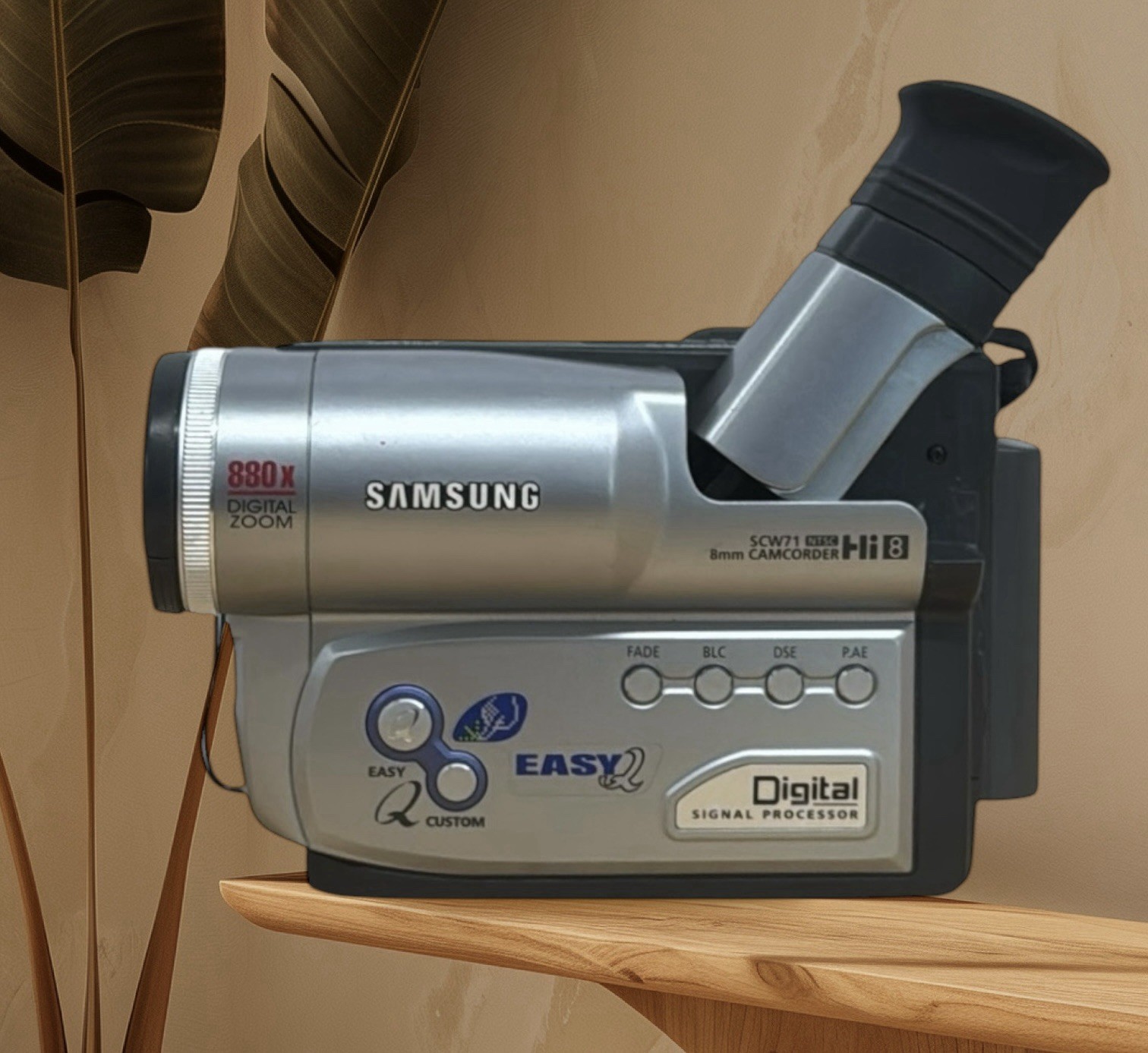 Samsung SCW71 Hi8 Camcorder 22x Optical Zoom Viewfinder "Parts Only"