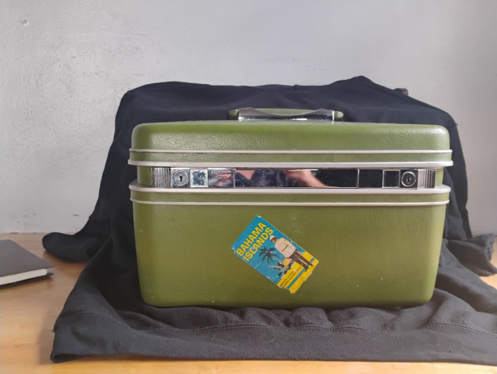 Vintage Royal Traveller OIlive Green Small suitcase, Make-up case