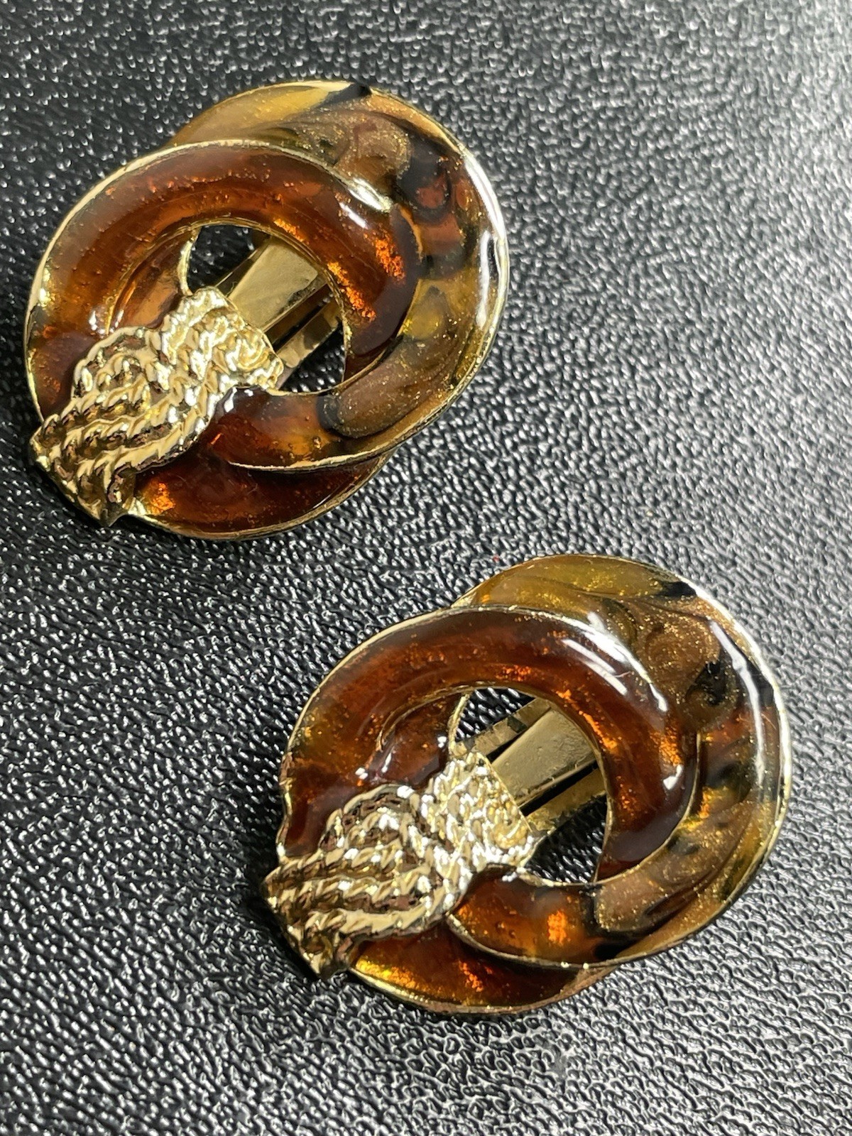 Vintage 1.1” Brown Resin Gold Tone Metal Drop Clip Earrings
