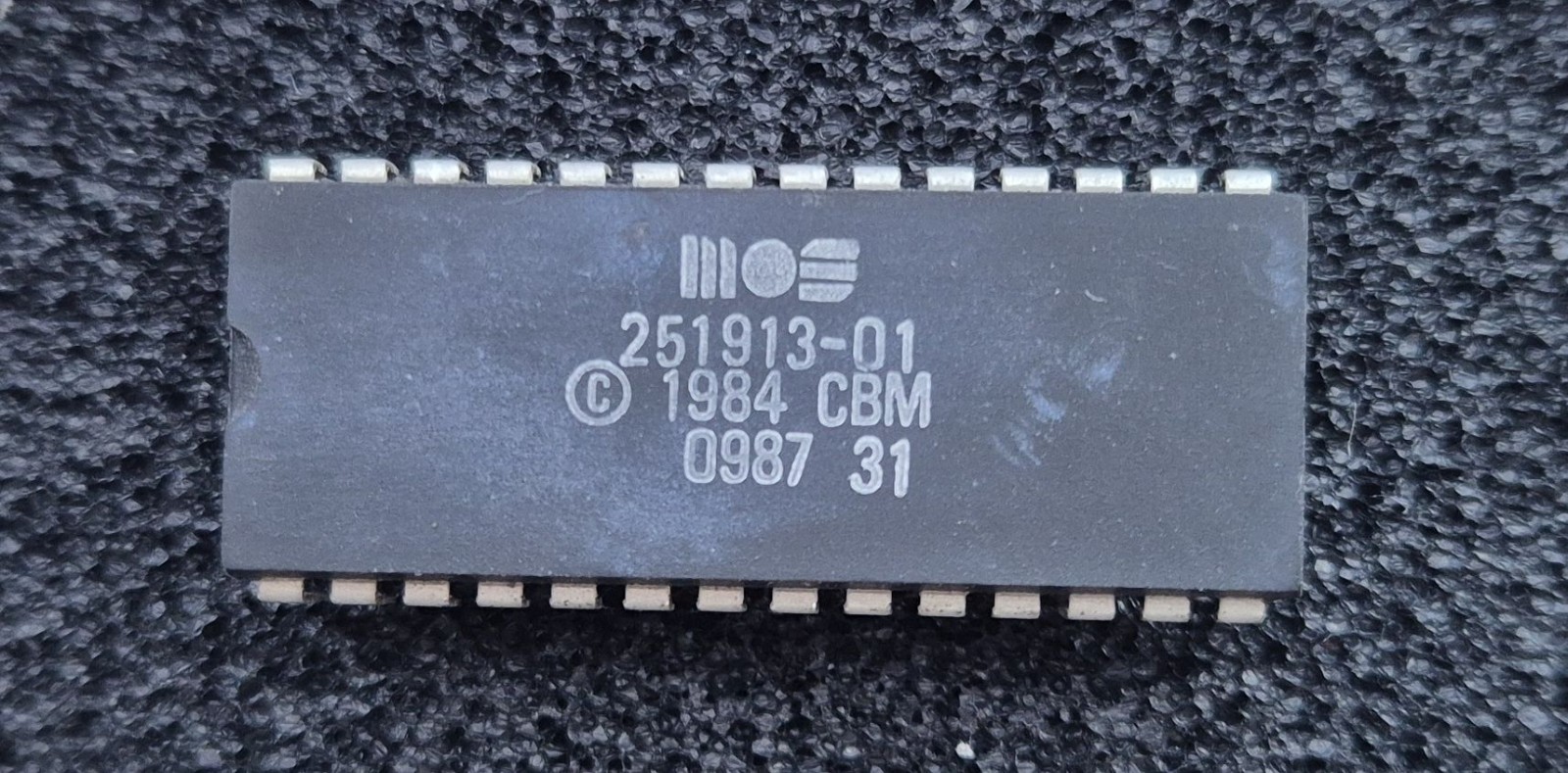 MOS 251913-01 KERNAL / BASIC ROM Chip for Commodore 64/128 – Vintage IC