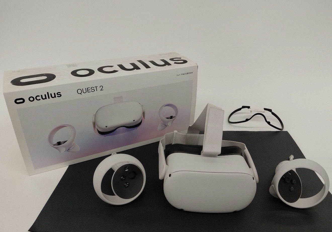 Meta Oculus Quest 2 Standalone VR 64GB w/ Controllers In Box CIB Tested