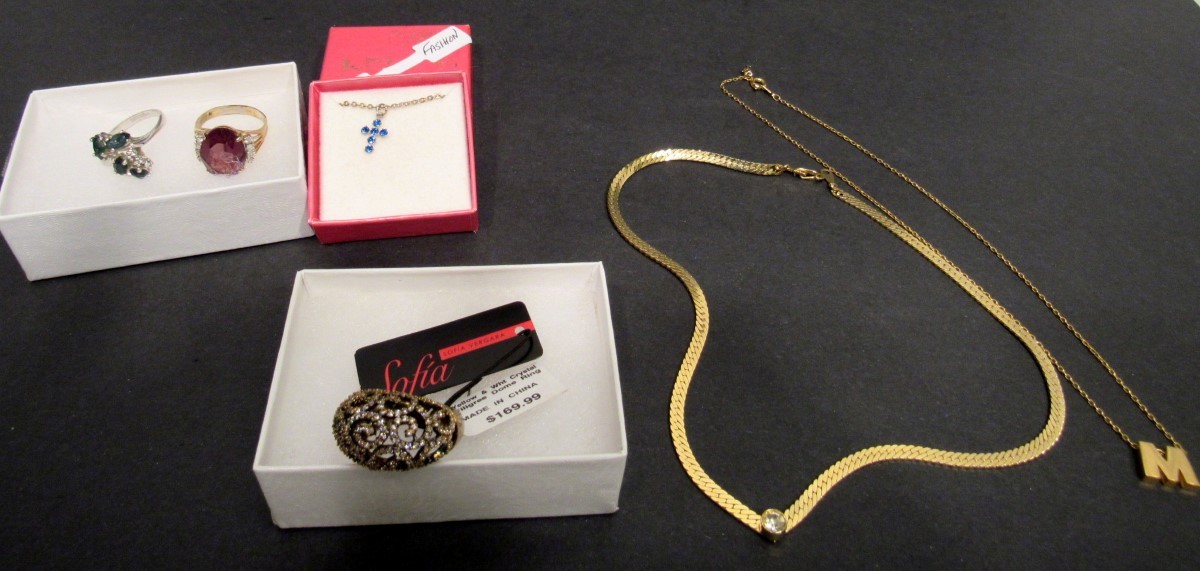 14 Piece Junk Drawer Jewelry/Watch Lot Nice Variety Very Good Condit (EZS004096)