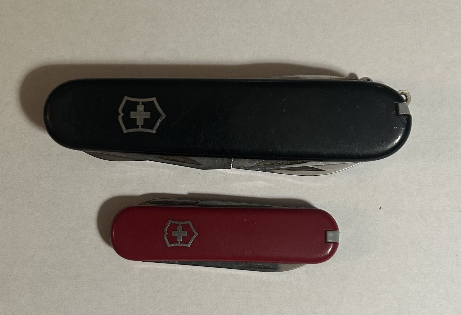 🔥 2-Vintage Officier Suisse Rostfrei Victorinox Swiss Army Knives 