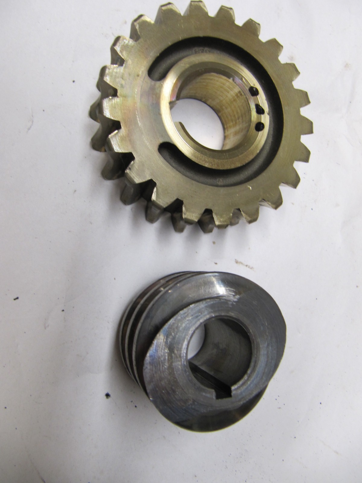 John Deere M45701/M45702 Nice Used Auger Drive Worm Gears 726,732,832,826,1032