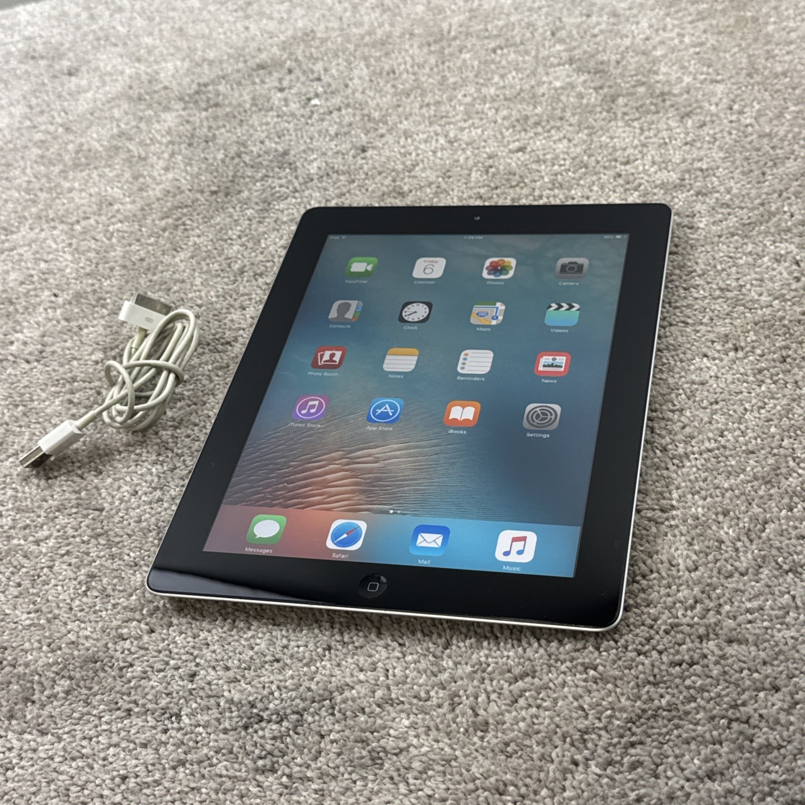 Apple iPad 2 16GB Wi-Fi 9.7" Tablet - Black A1395 MC769LL/A - GREAT