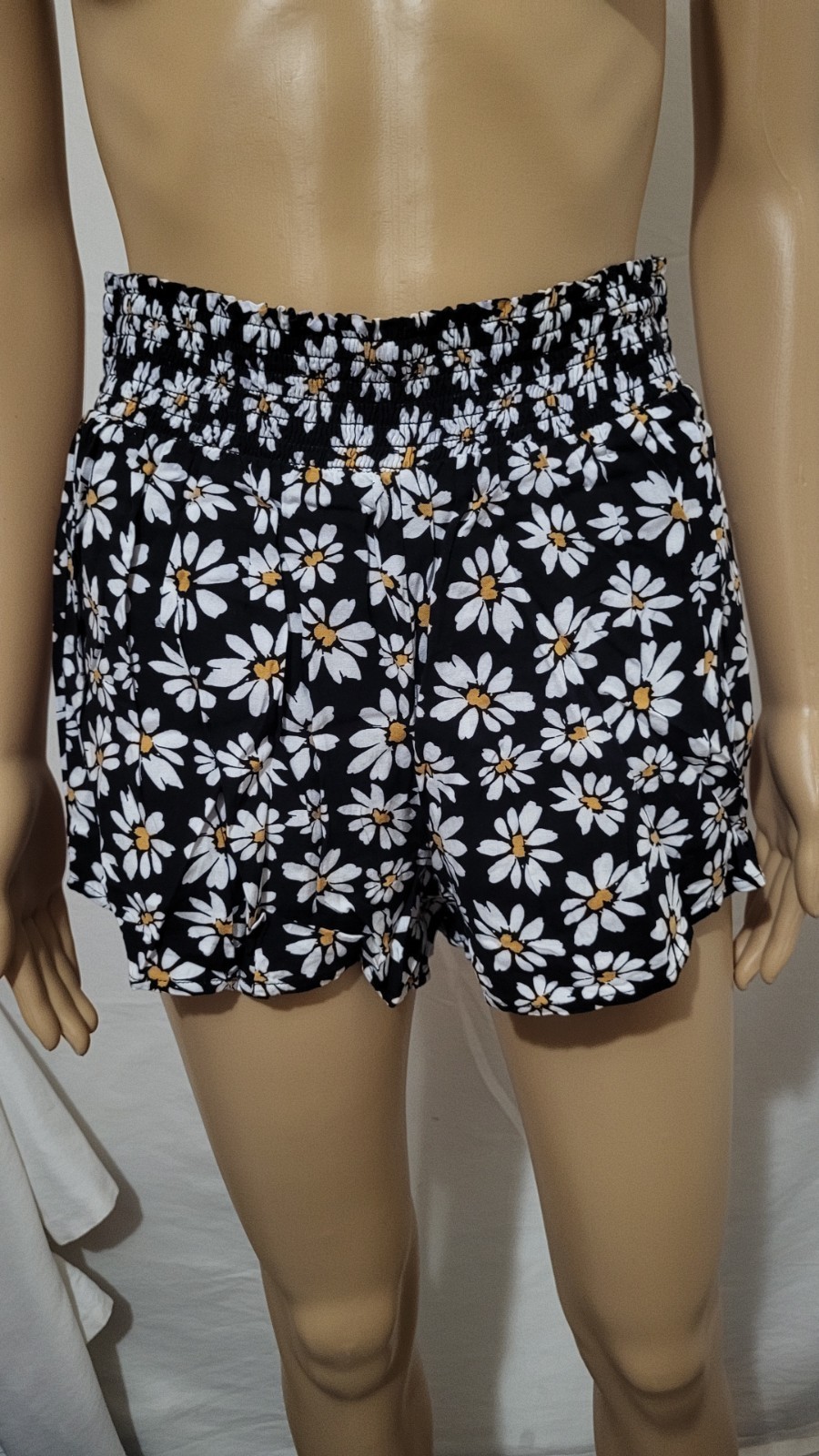Hollister Womens Size Medium Shorts Floral Daisy Black White