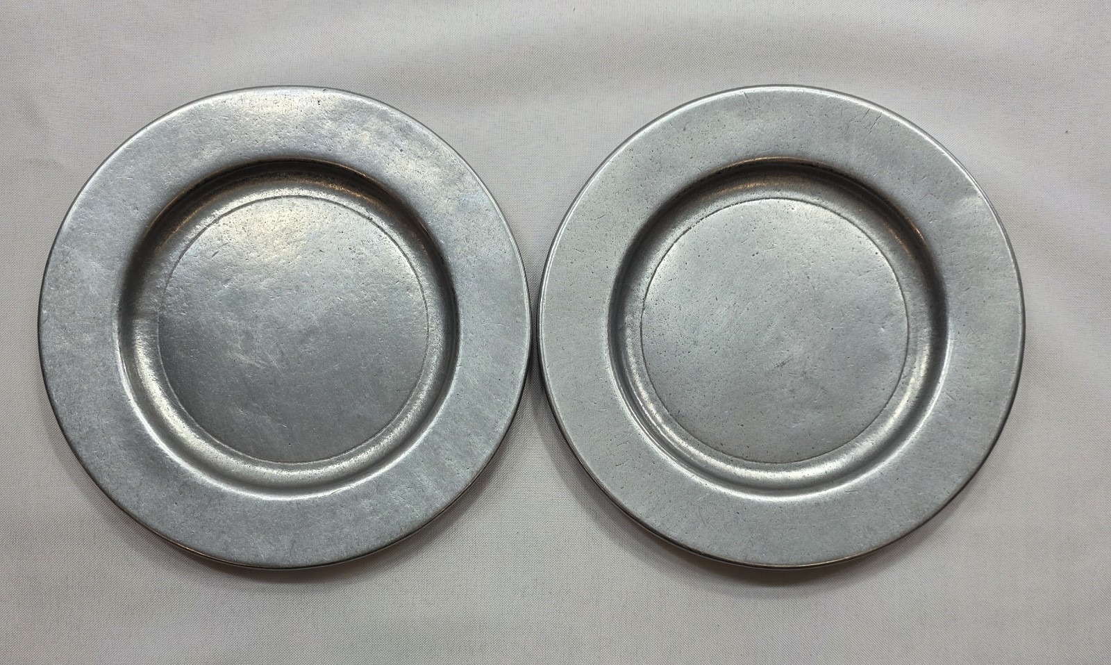 Oneida Cambridge Colonial 8" Round Pewter Plates. Set Of 2
