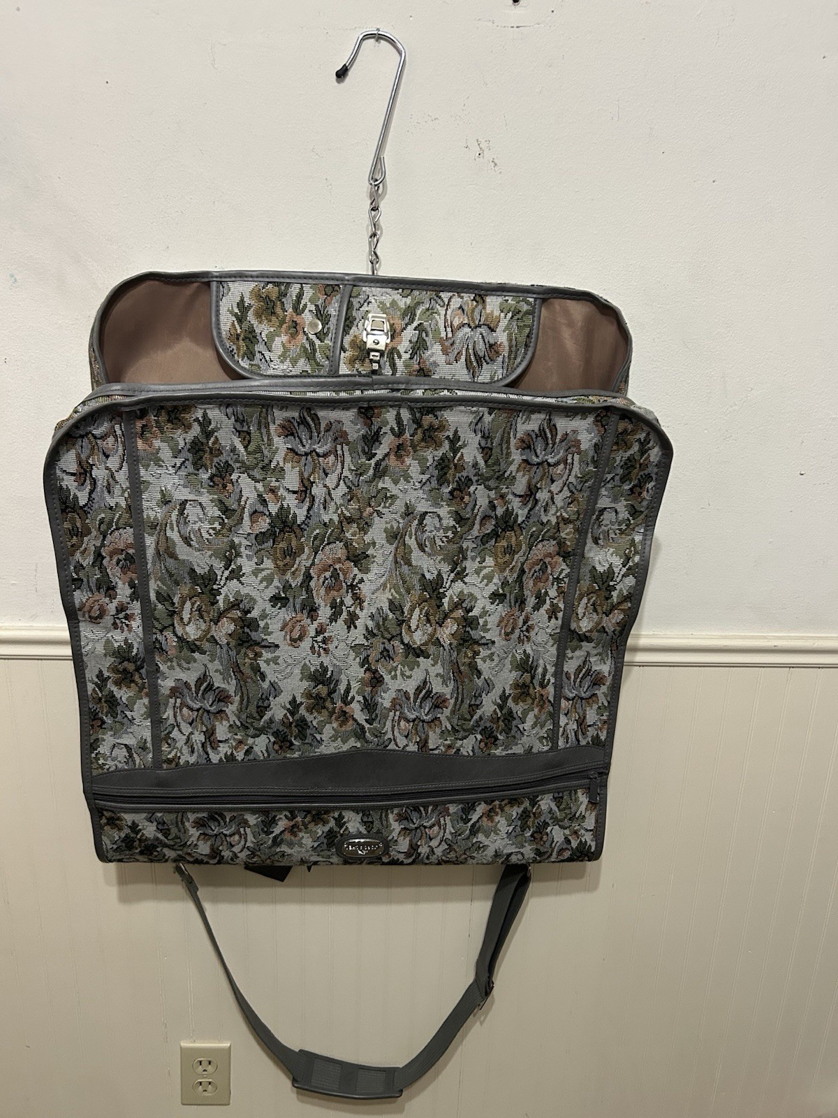 VTG Garment Bag Jordache  Tapestry Locking w Key 23x23  Folded Travel Carry On