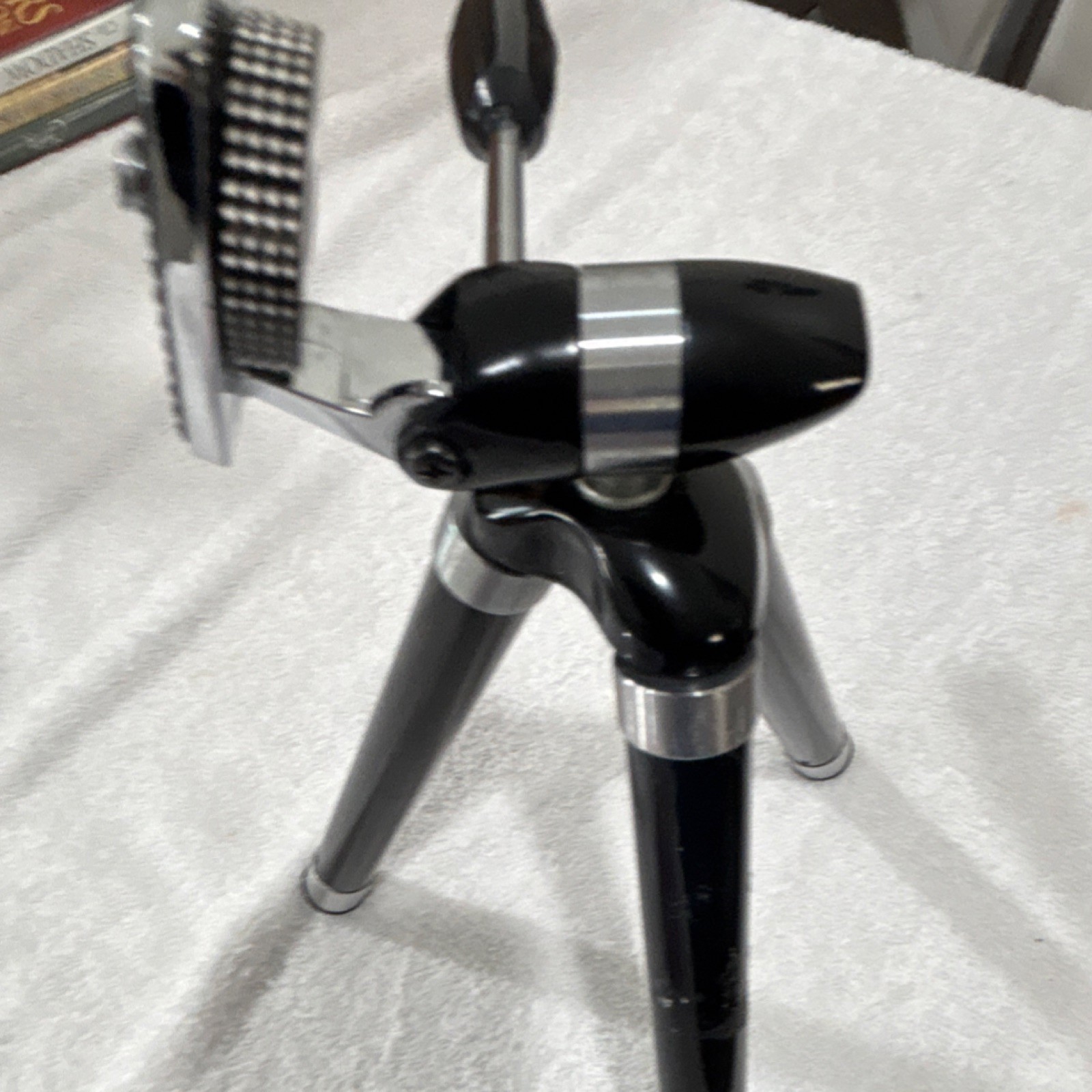 Metal Pan/Tilt Head Camera Tripod 42-2.5 Adjustable Legs No. 0068