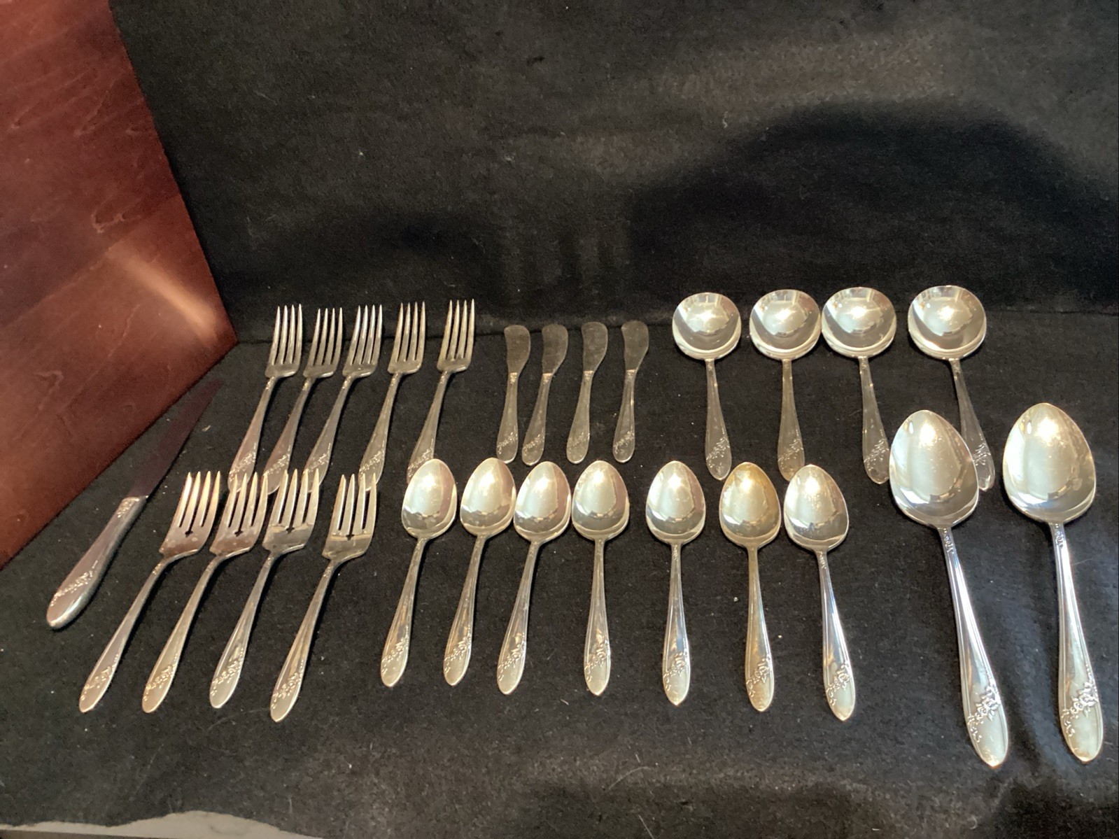 27 Pcs. “Oneida Community” ‘Queen Bess 11’ Tudor Plate, Flatware, Case