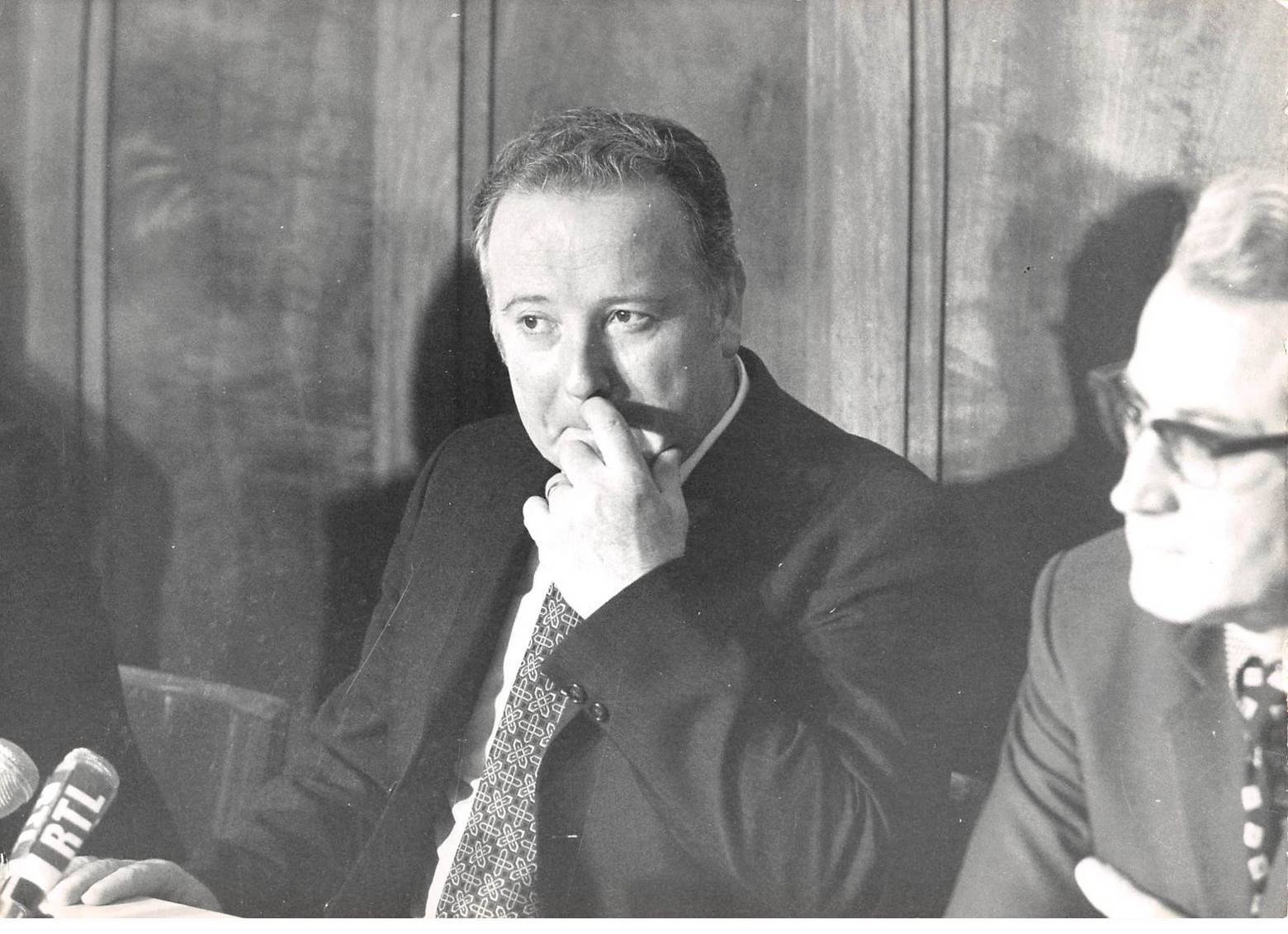 Press Photo. AM21243. Approximately 24X18 Cm. 1974. Paris. Press Conference G Se