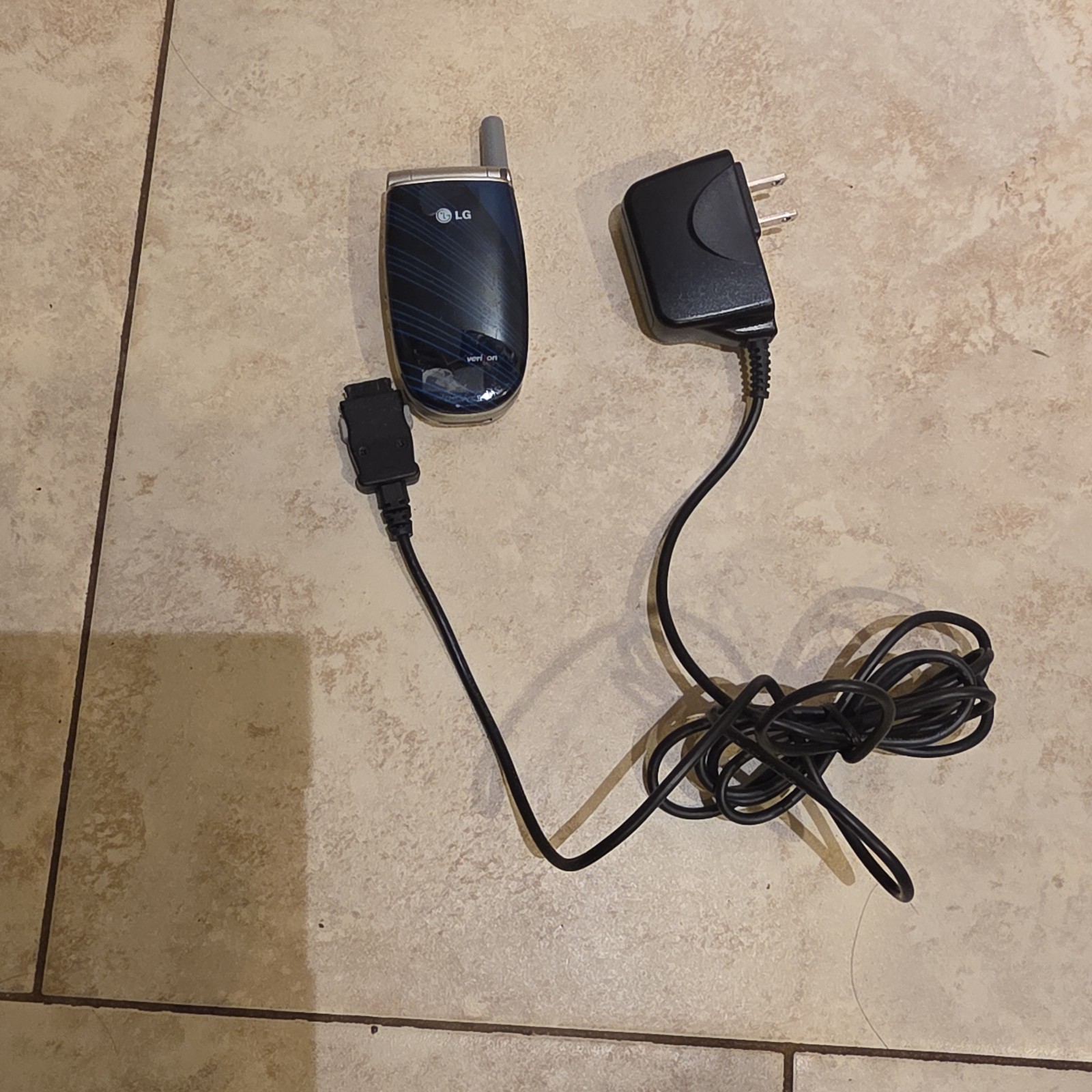 LG Verizon Flip Phone Silver Blue Color Screen  4" w/ Charger