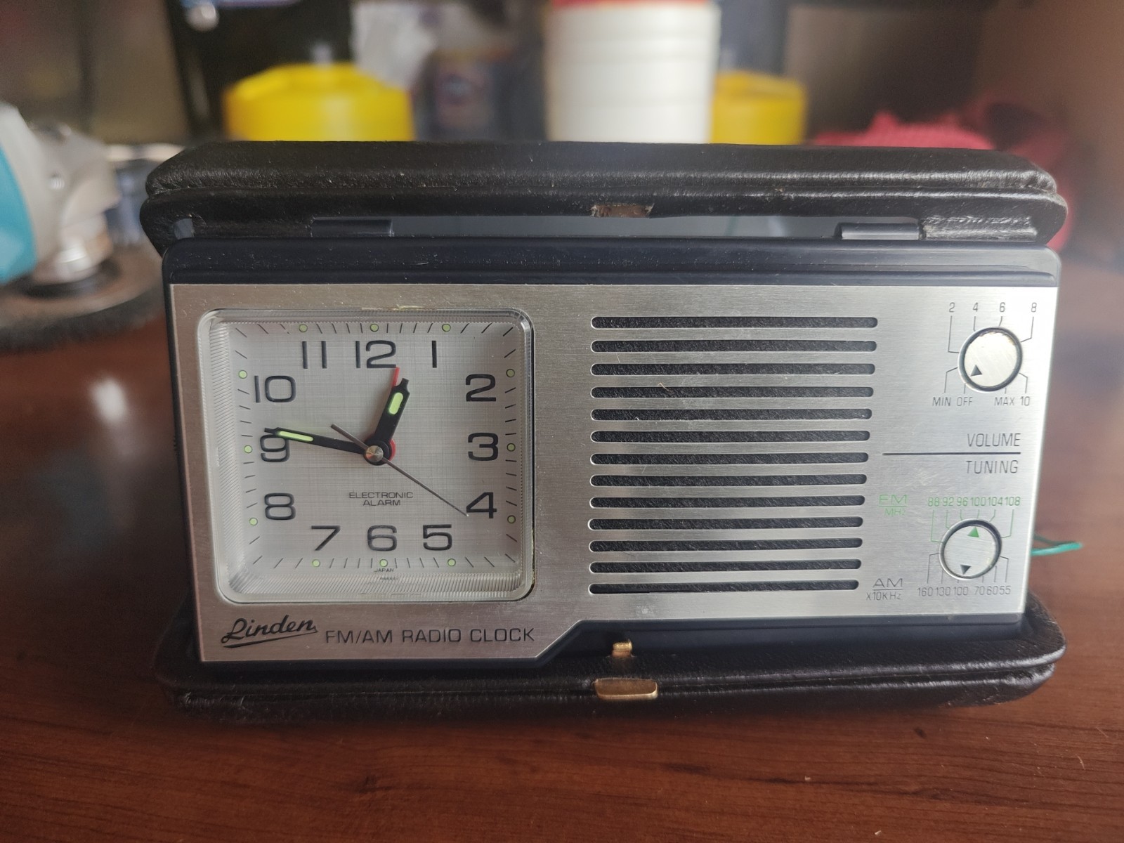 Linden Mdl 2500 AM/FM Clock Radio Clam Shell Folding, travel, Battery Operated