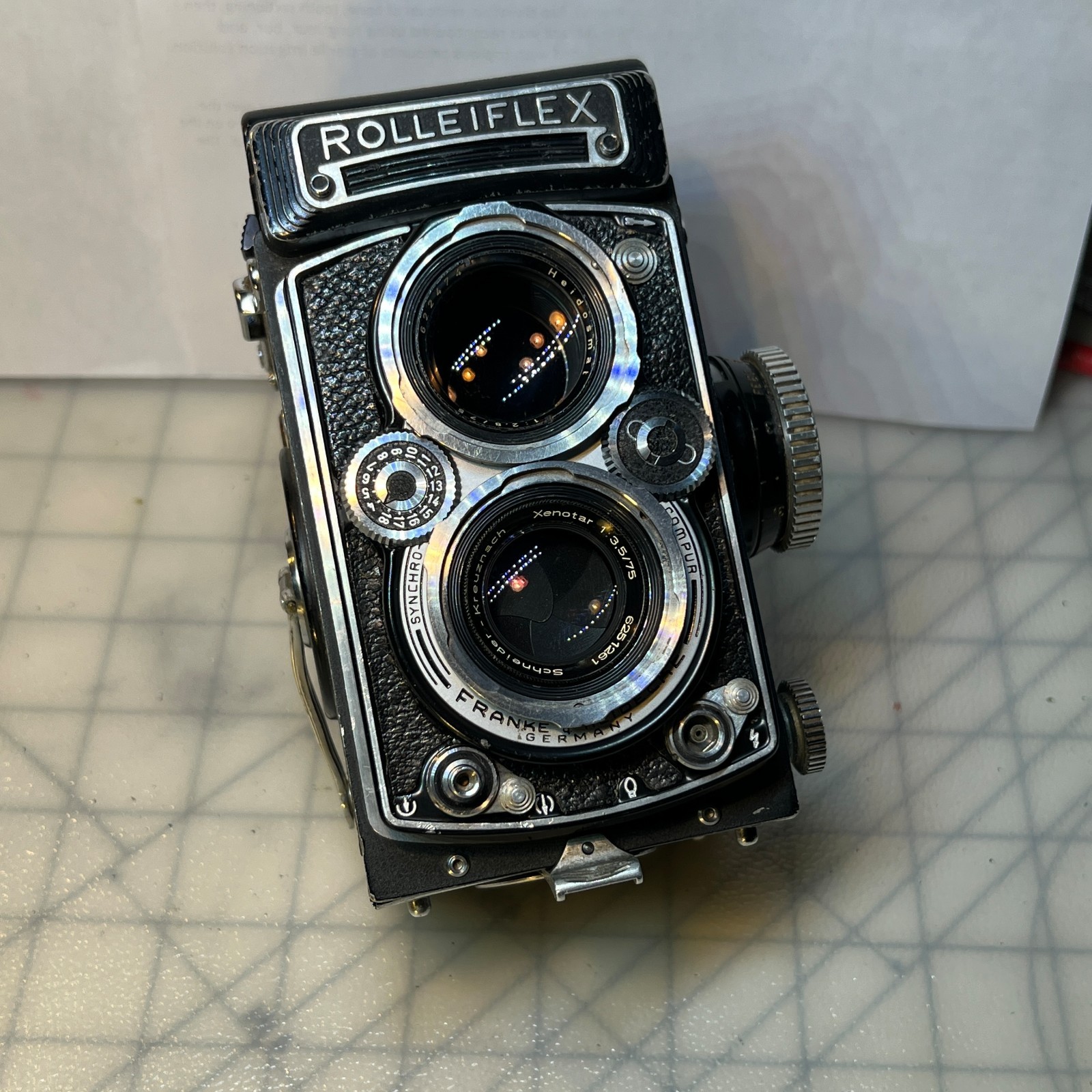 Rolleiflex E2 Schneider Kreuznach  Xenotar 75mm F :3.5.  Germany