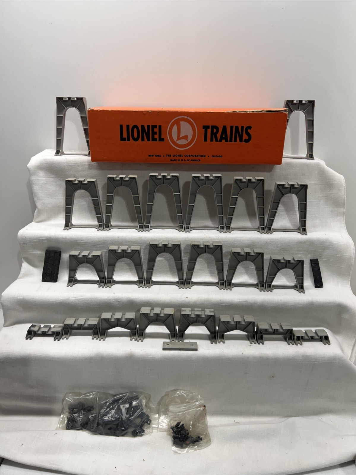 LIONEL 110 POSTWAR O TRESTLE SET BOXED