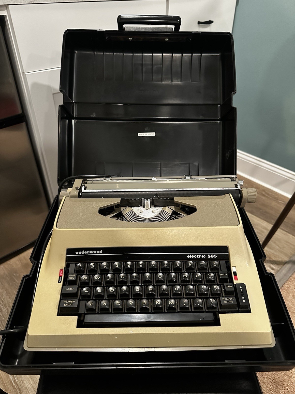 Vintage Underwood Electric 565 Typewriter With Case