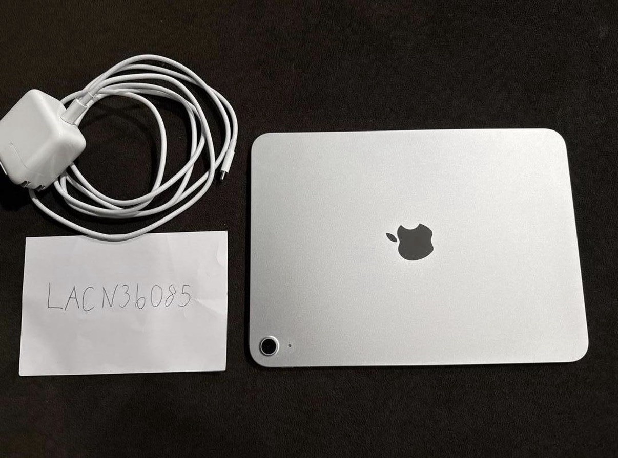 Apple iPad 10th Gen (A16) 128GB Silver Wifi bundle with 30w Apple charger