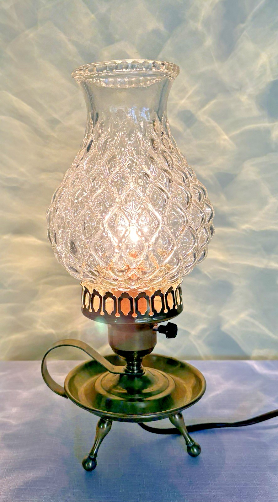 VTG Brass Tripod Hurricane Lamp-Quilted Chimney Shade w/Iridescent Glow Bulb-12"