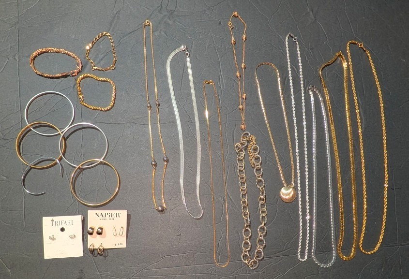 Vtg Signed Pieces Jewelry Lot In Silver Tone And Gold Tone Wear Or Sell