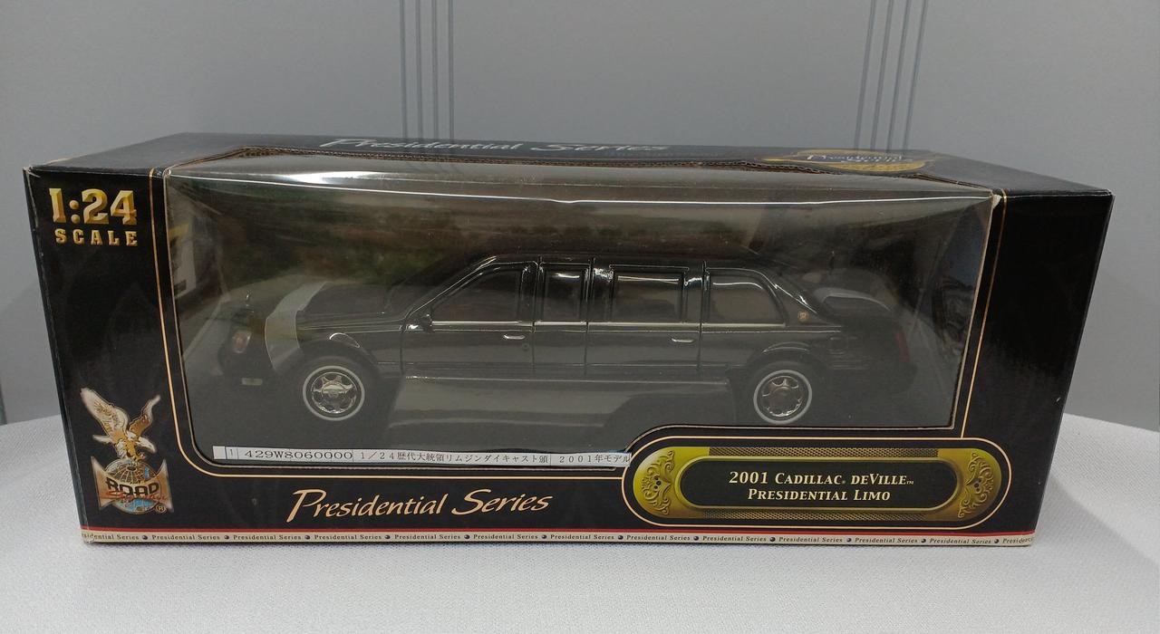 Road 2001 Cadillac Deville 1/24 Scale Minicar