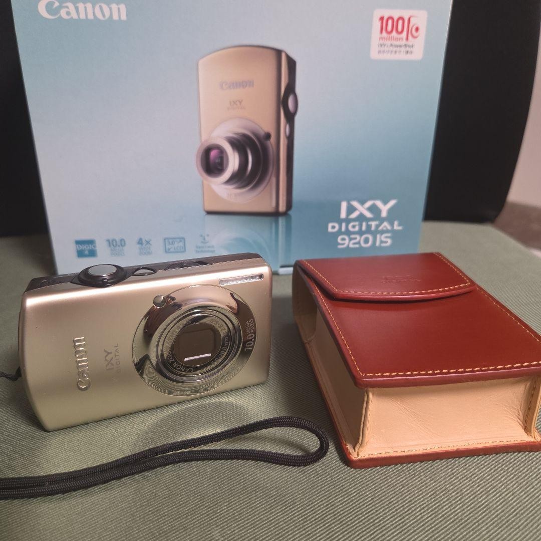 Canon IXY 920IS Digital Camera Gold with Genuine Leather Case Accessories