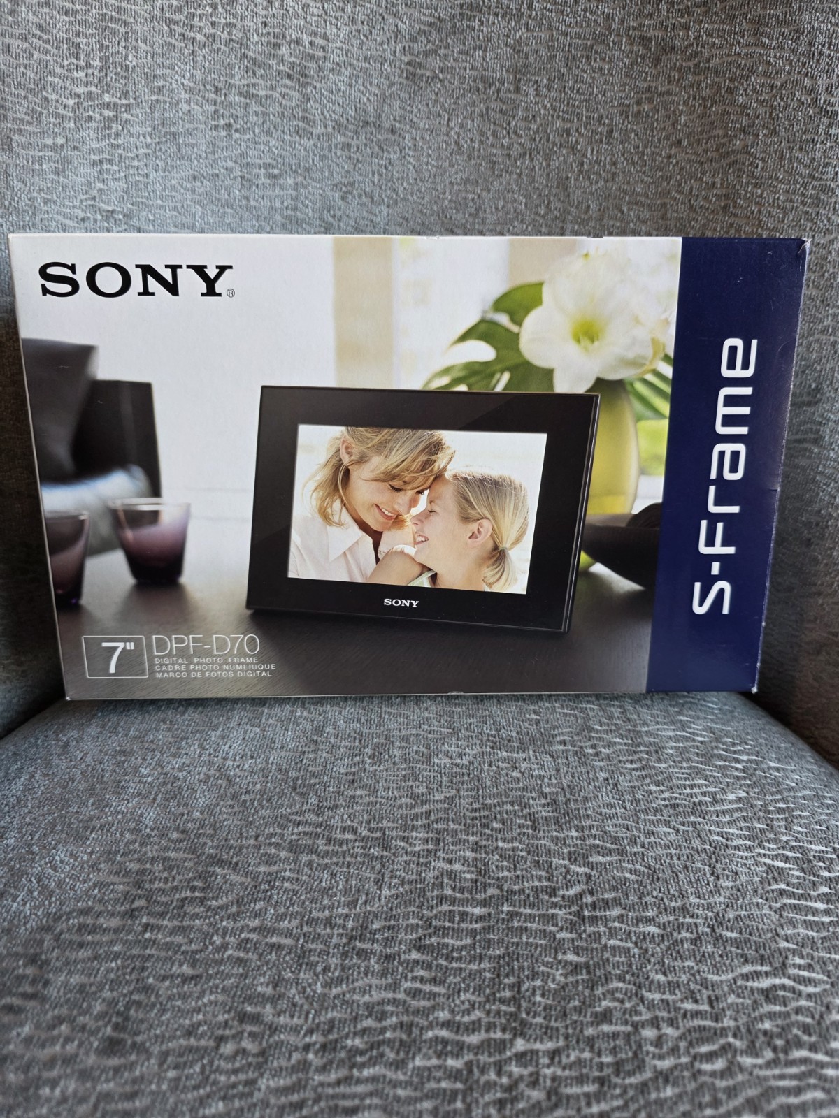 Sony DPF-D70 7" Digital Picture Frame with S-Frame With Remote. Brand New In Box