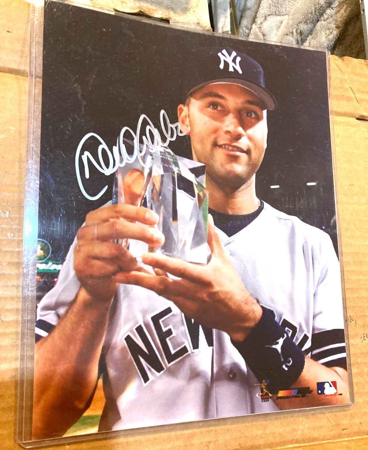 DEREK JETER  NEW YORK YANKEES SIGNED AUTOS 8X10 COLOR PHOTO CERT.