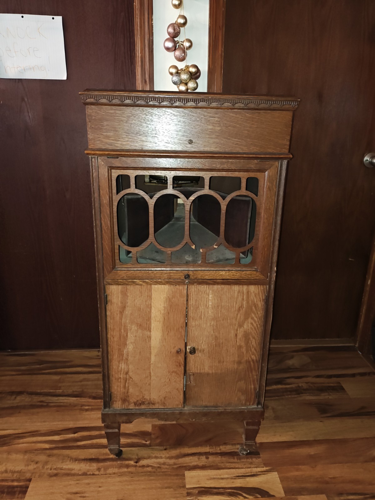 1920s Record Player. Fair Condition. Does Work But I Don't Know How To Use It. 