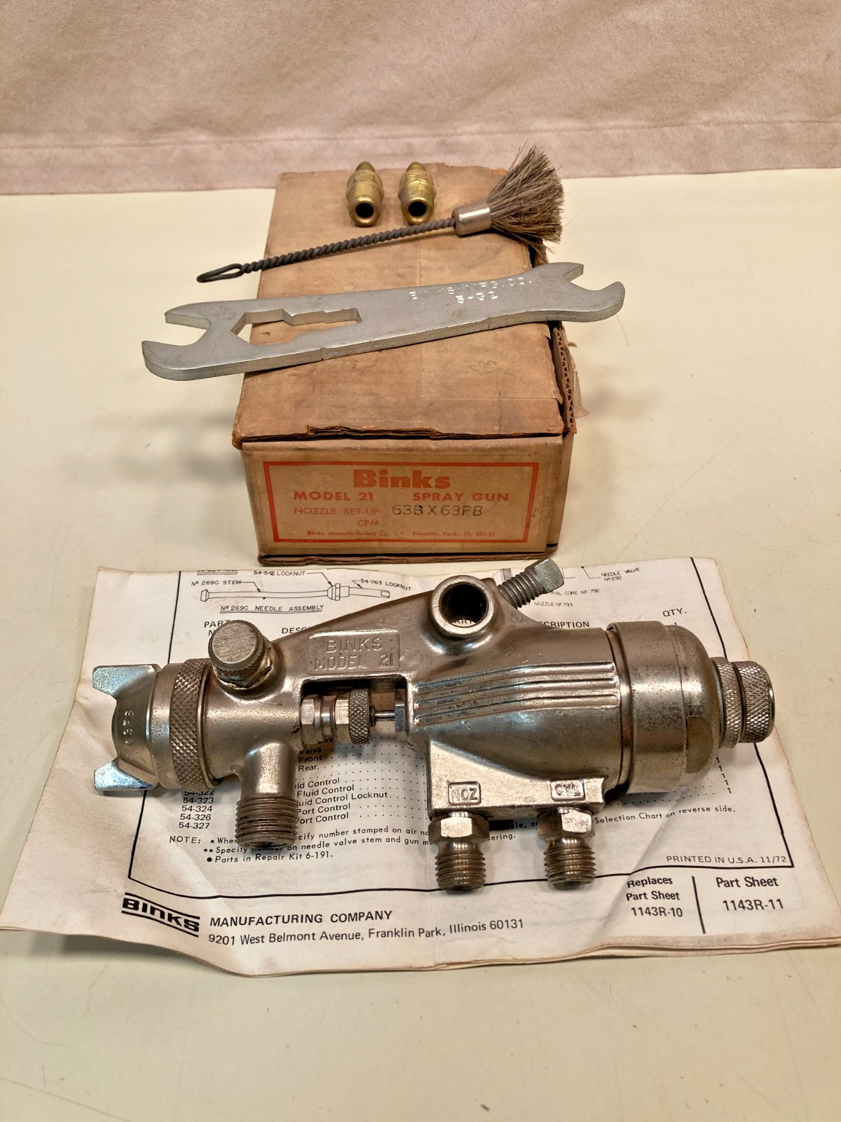 Binks model 21 brass body spray gun w/orig box, literature & accs (Made in USA)