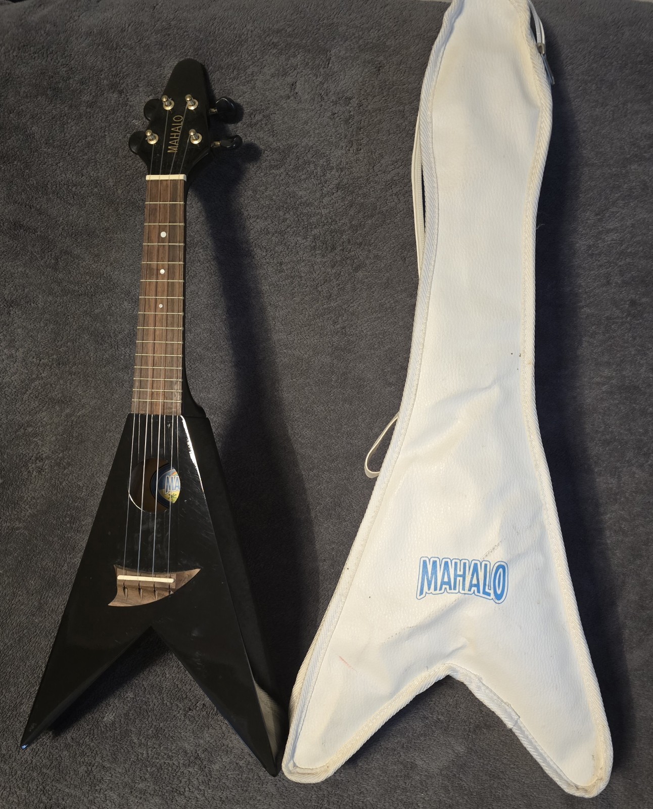 Mahalo soprano Ukulele Flying V -black with soft white case/gig bag