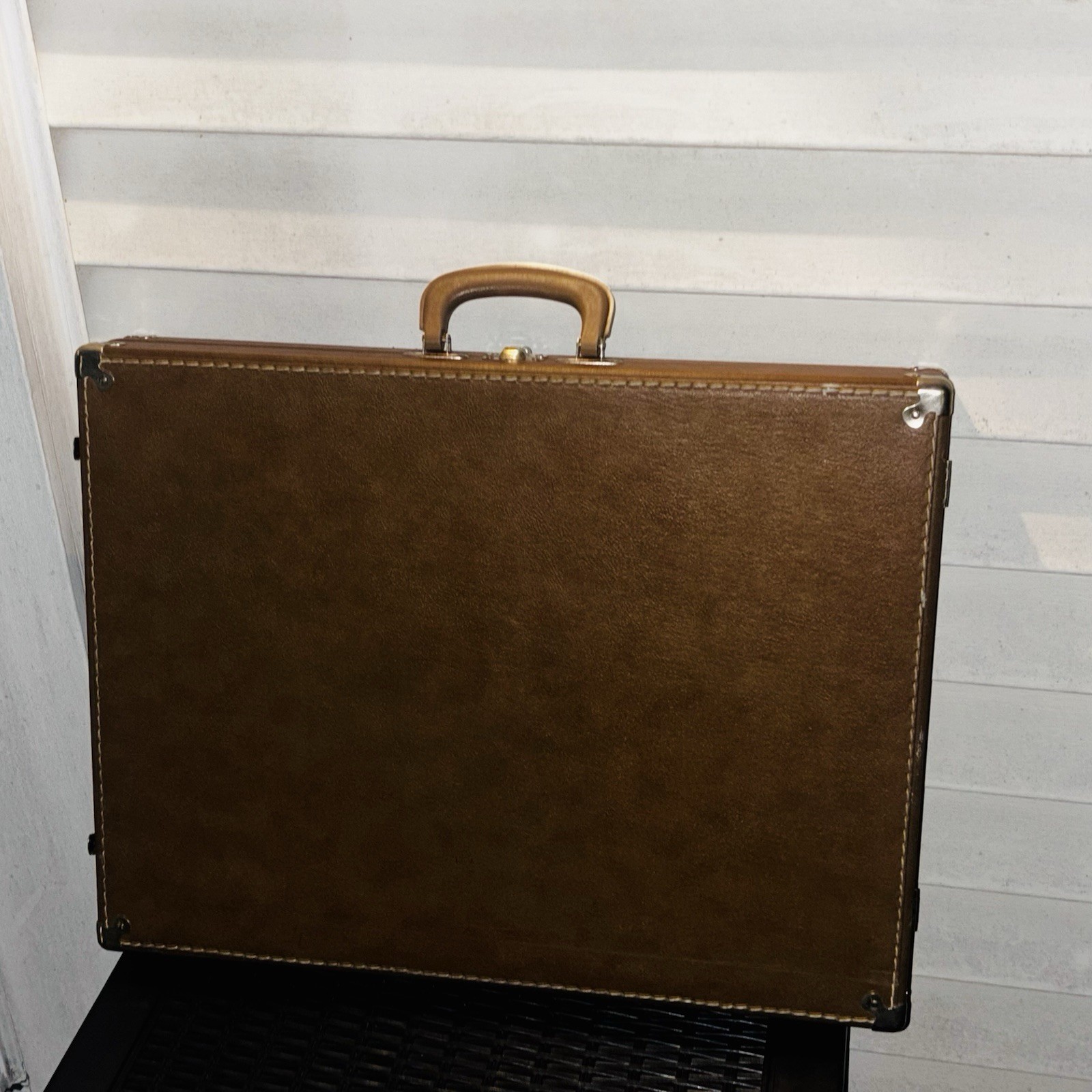 Mid Century Traveling Sales Hinged Display Case With Handle Art/documents