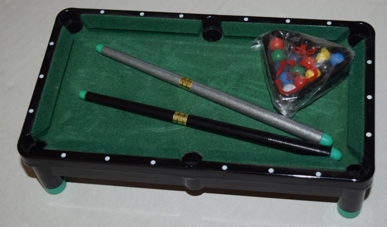 Vtg Miniature Snooker Table With 2 Cues & All Balls 8 x 4-1/2 x 2 Green Felt