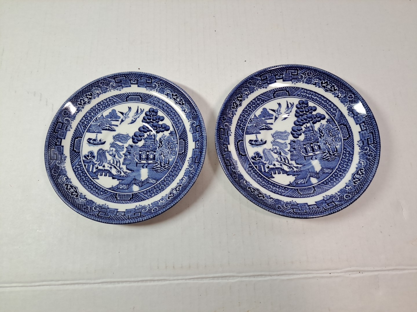 Johnson Bros Set Of 2 Blue Willow Pattern Saucers Blue & White 5 5/8" Diameter 