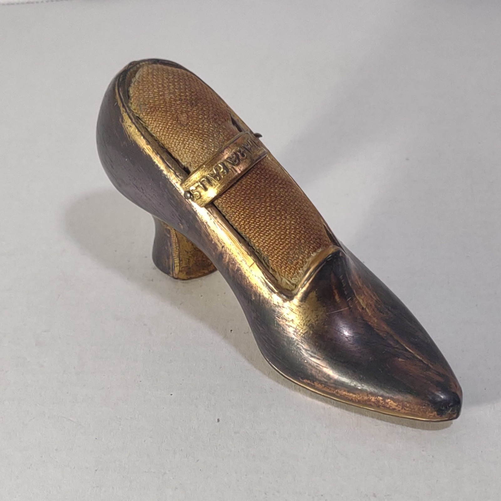 NIAGRA FALLS ANTIQUE HIGH HEEL SHOE GOLD TONE METAL SEWING PIN CUSHION 3 3/4”