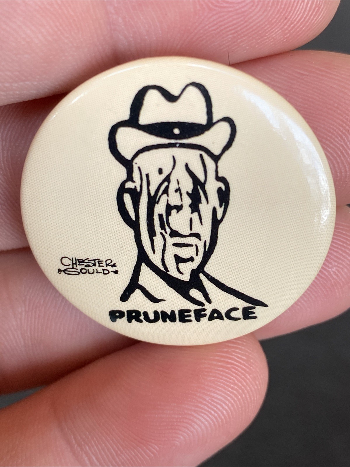 VTG 1984 SYNDICATE PRUNEFACE BUTTON CHESTER PIN BACK FACE HEAD LAPEL NOVELTY