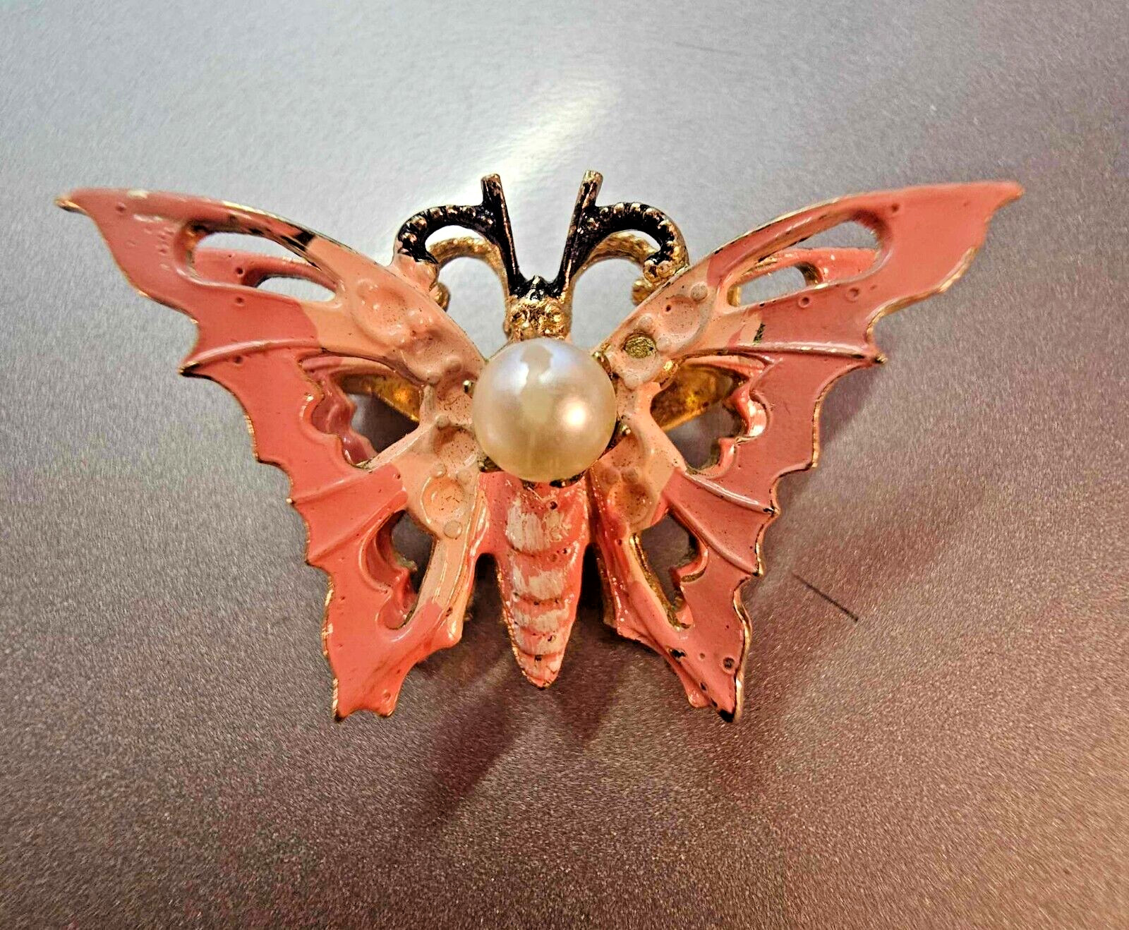Vtg goldtone w/ pink enamel & faux pearl brooch pin butterfly- S65