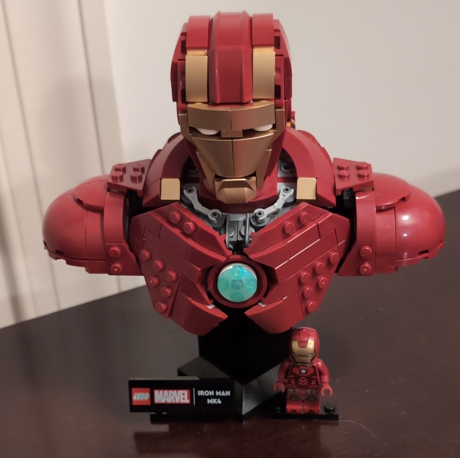 LEGO MARVEL: Iron Man Helmet w/ Minifigure & Display Plaque