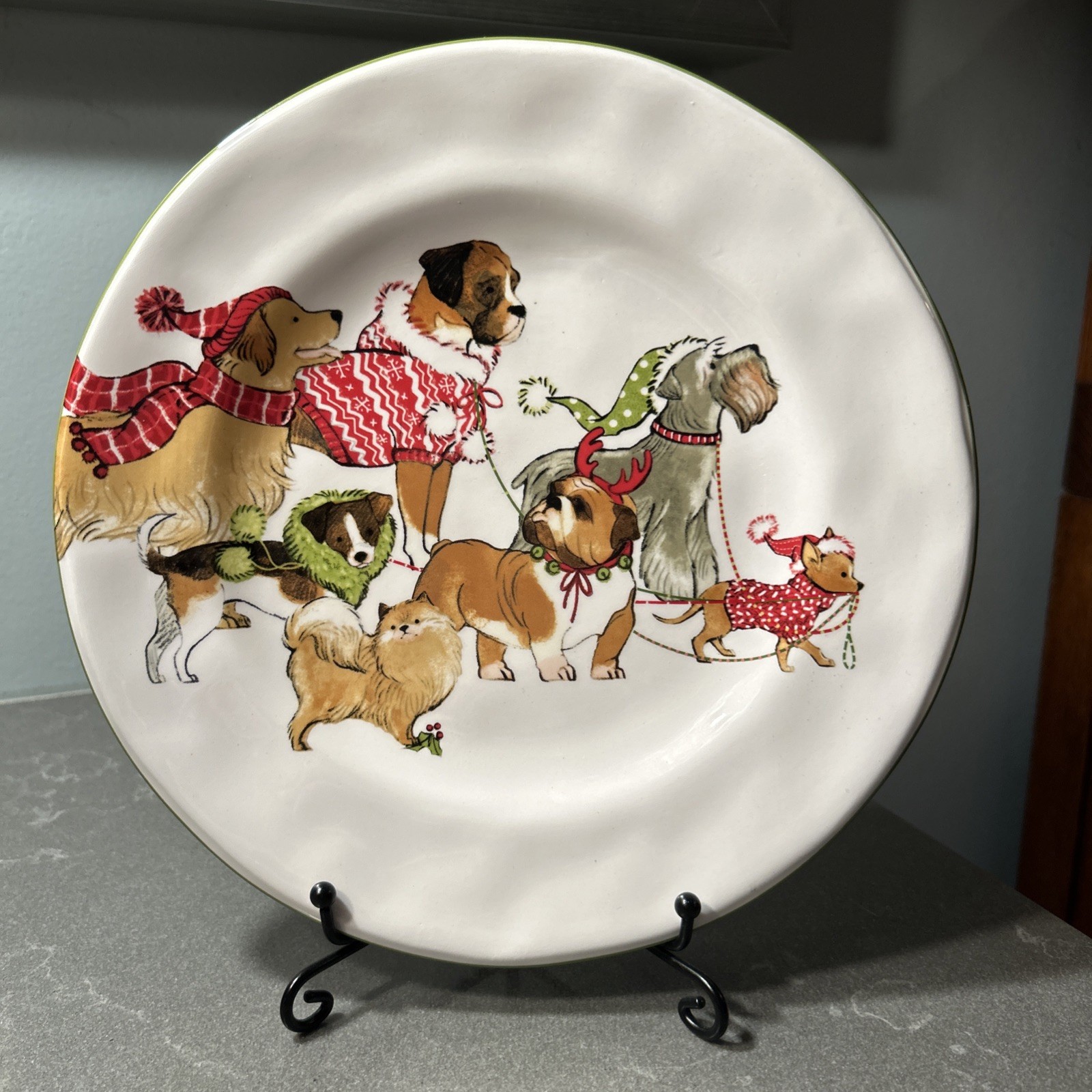 Pier 1 Park Avenue Christmas Puppies Dogs Dog Holiday Plate 8.75” Green edge 