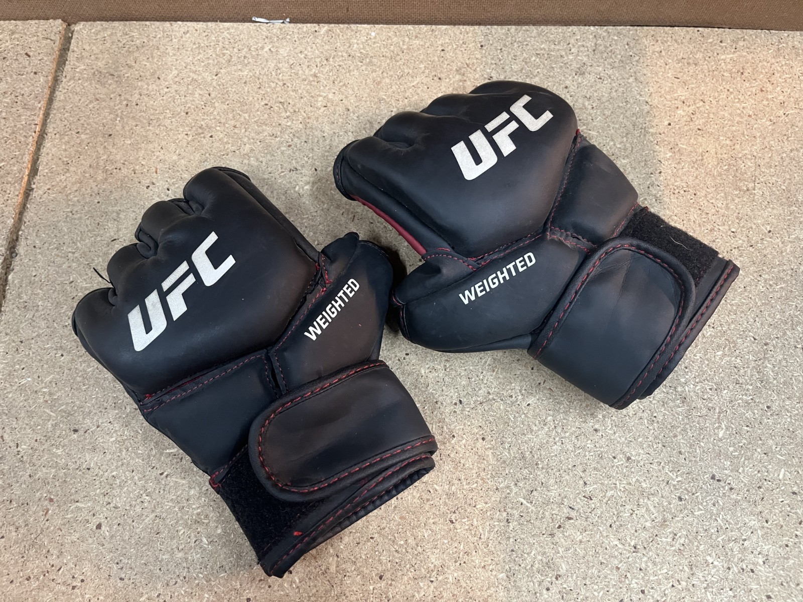 UFC WEIGHTED Small Medium Size HALF FINGER GLOVES Black Red C67