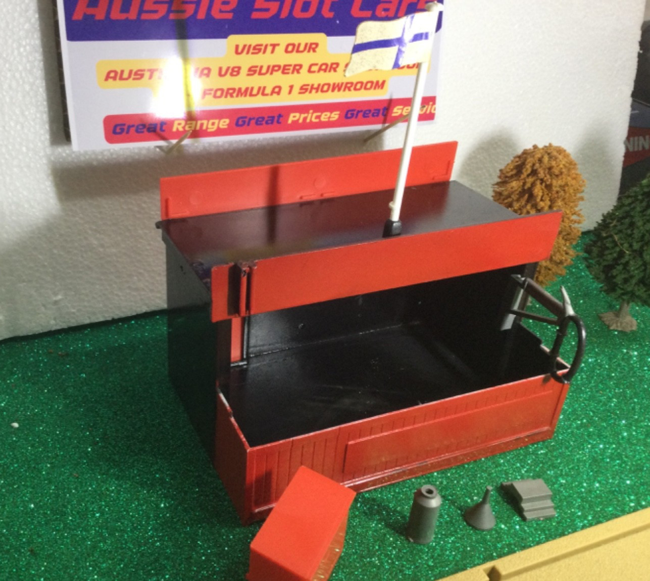 SCALEXTRIC RARE CLASSIC PIT STOP RED & BLACK BUILDING SLOTCAR 1/32 - VGC