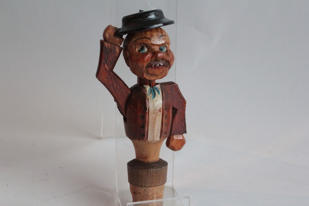 Folk Art carved wooden stopper (70612)