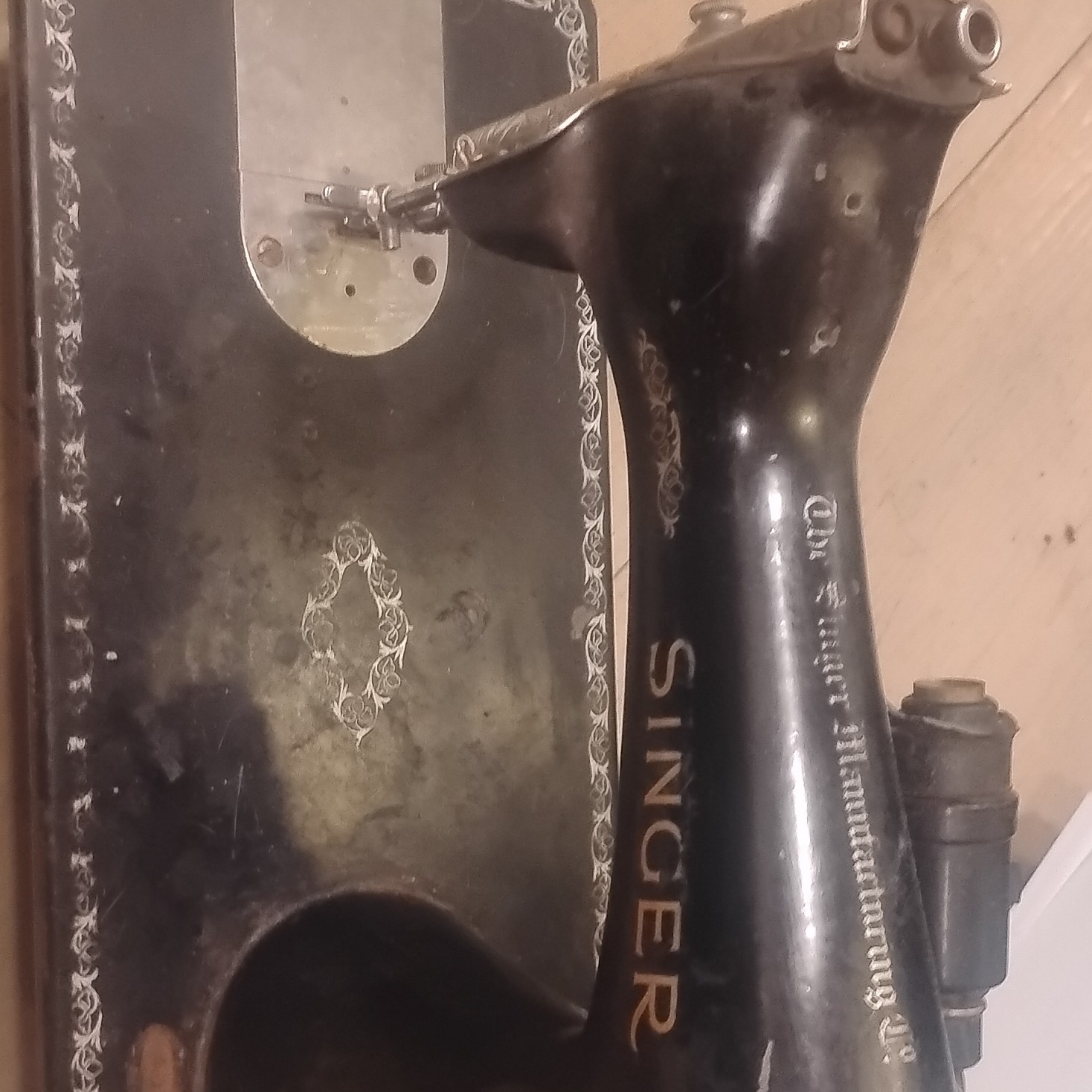 Singer Antique Sewing Machine Black Ornate Detailing Pre-1930