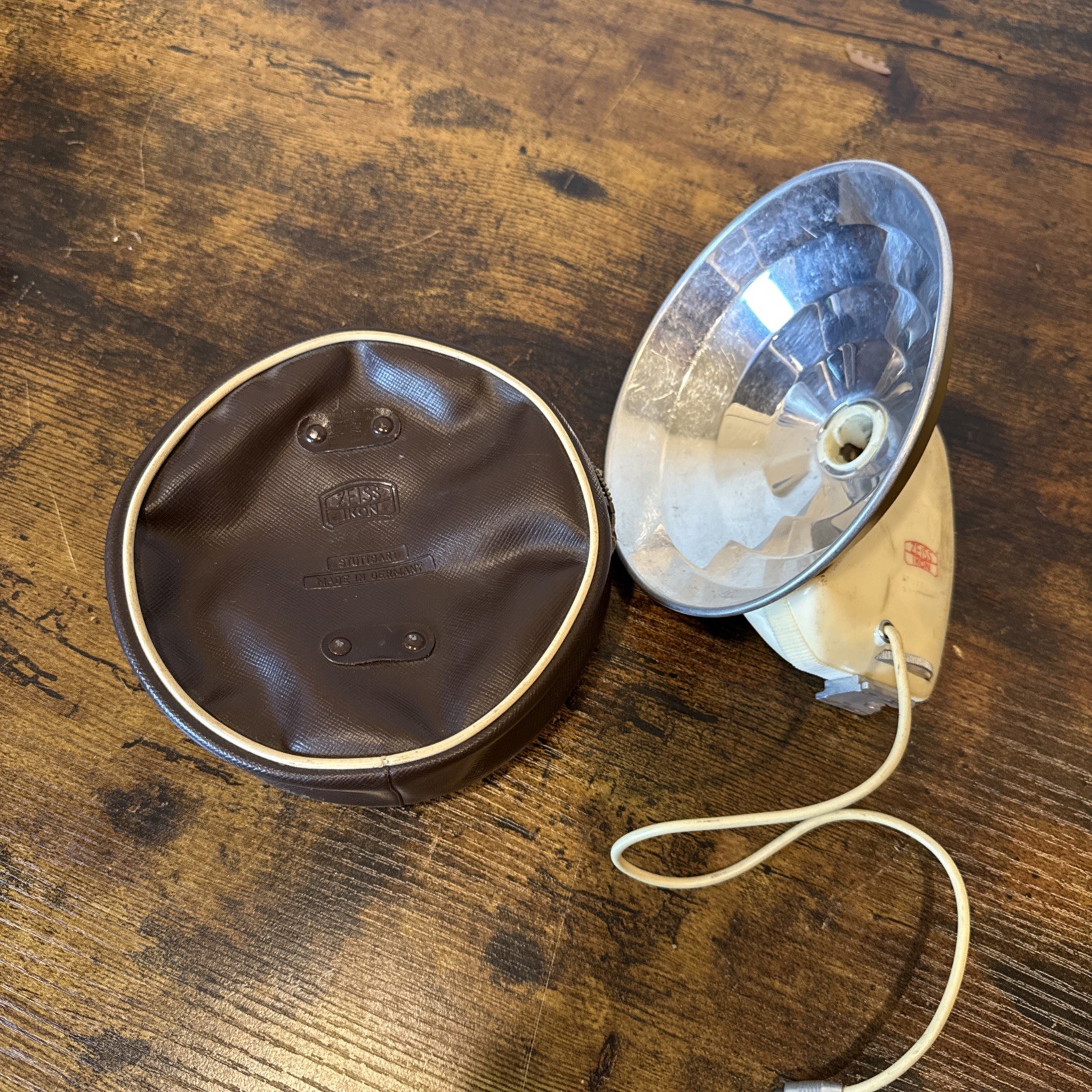 ZEISS IKON VINTAGE FLASH UNIT WITH OIGINAL CASE ( FOR COLLECTORS OR STILL IN USE